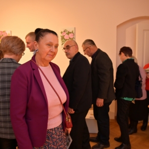 Sala wystawowa CPT w Ciechankach. Uczestnicy wydarzenia oglądają prace artystów.